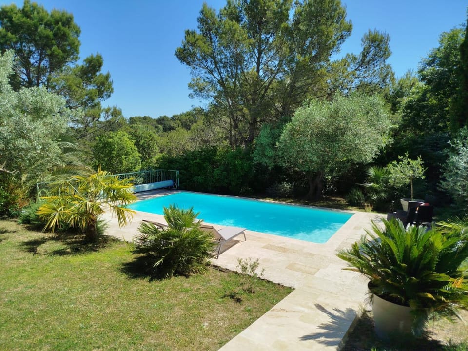 Proche Uzès petit gîte avec grande cuisine d'été et piscine House in Provence-Alpes-Côte d'Azur