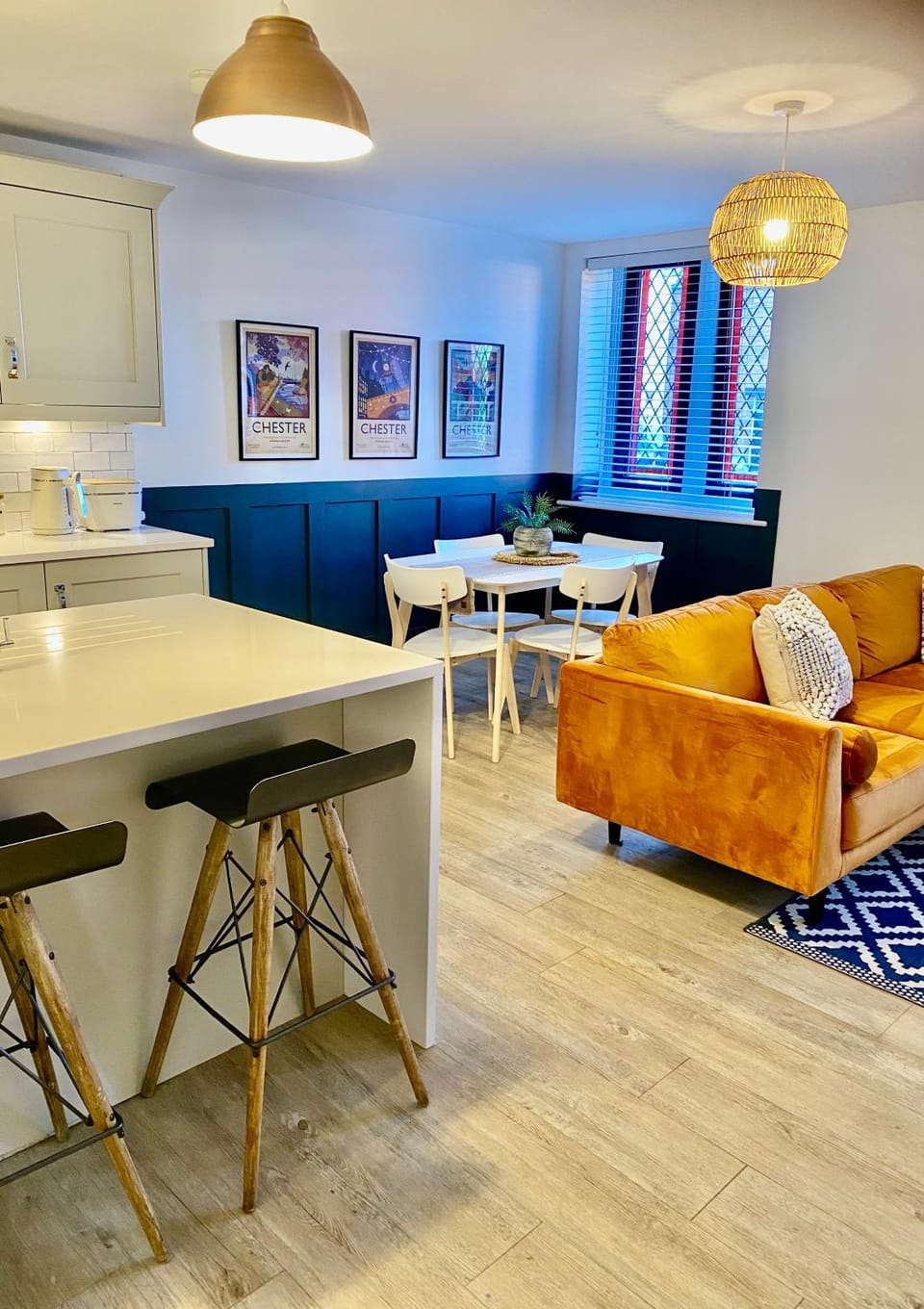 Kitchen or kitchenette, Living room, Seating area, Dining area