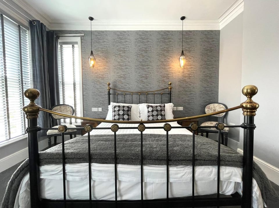 Bed, Bedroom, hair dresser