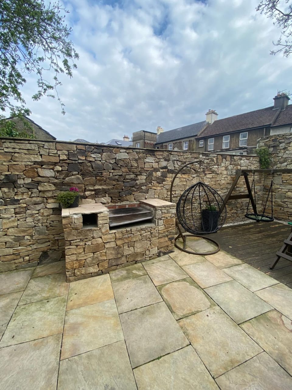 Detached Town centre Villa in Cashel Sleeps 6 Private BBQ Area & Jacuzzi Bath House in Co. Tipperary, Ireland