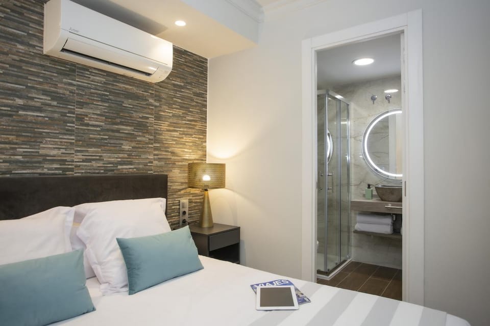 Bed, Bathroom, Photo of the whole room, Bedroom, towels, air conditioner