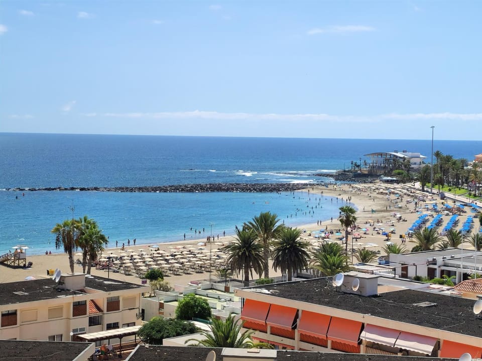 LAS VISTAS APARTMENT, OCEAN VIEW, 2 BEDROOMS & FREE WIFI House in Playa de las Americas