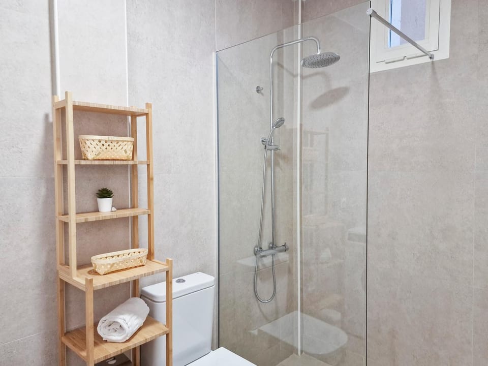 Shower, Toilet, Bathroom, towels