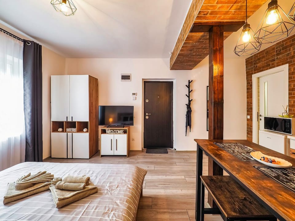 Bed, TV and multimedia, Dining area, Bedroom, internet, wardrobe