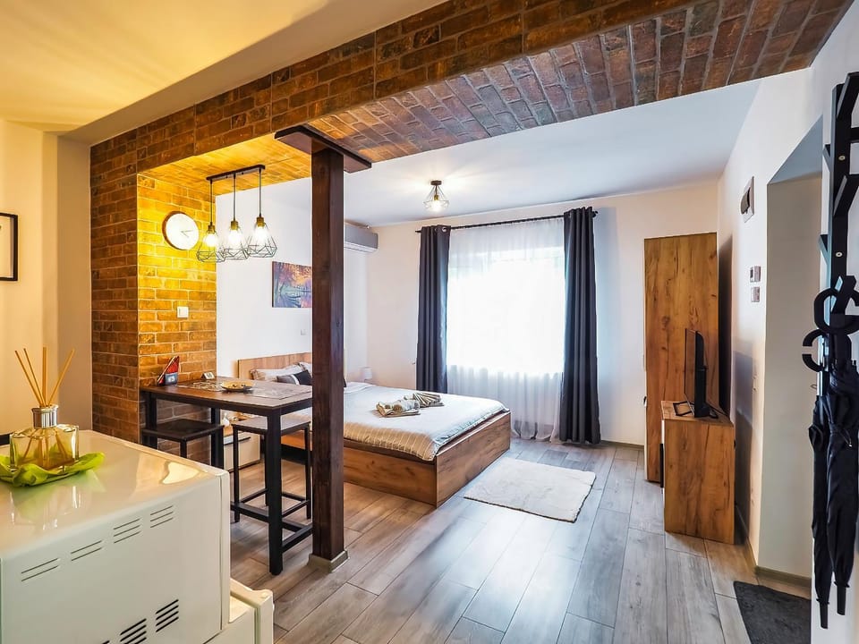 Bed, Dining area, Bedroom, wardrobe, air conditioner