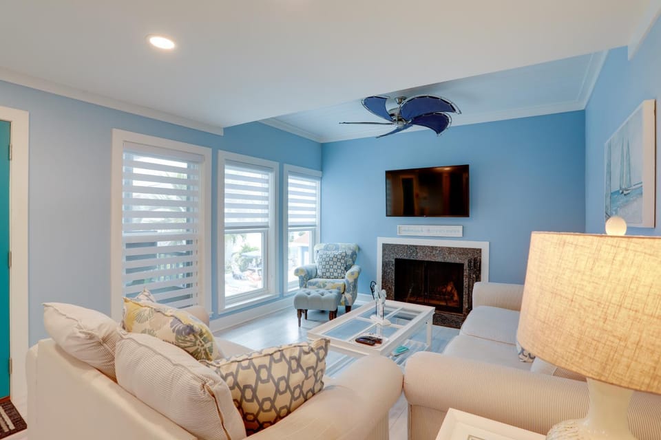 Sip, Sunbathe & Relax Poolside: Madeira Beach Gem! House in Madeira Beach