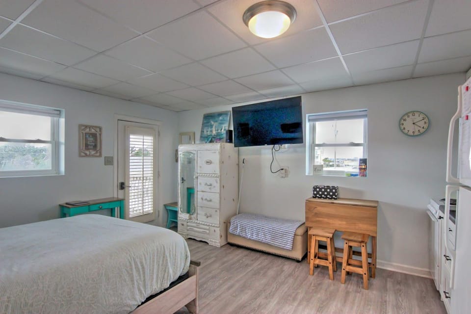 Atlantic Beach Studio w/ Community Pool! Apartment in Atlantic Beach