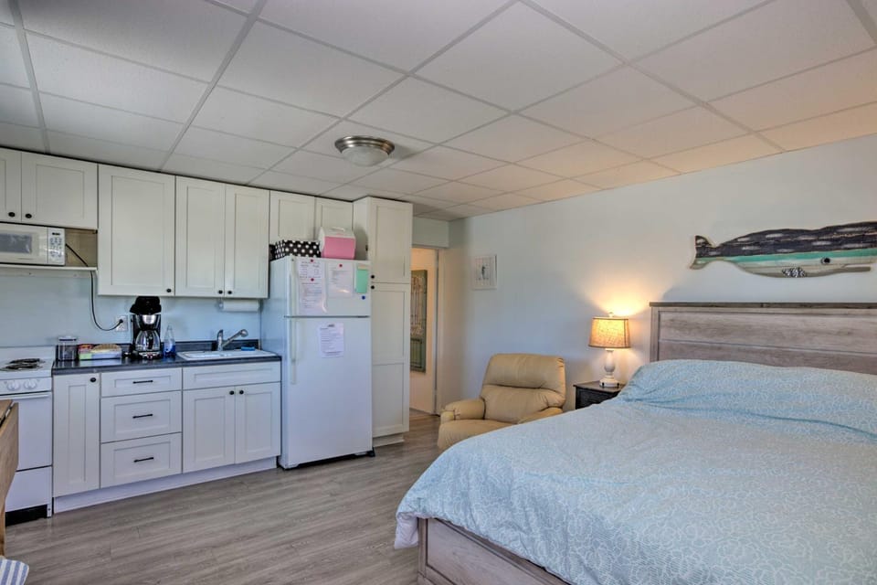 Atlantic Beach Studio w/ Community Pool! Apartment in Atlantic Beach