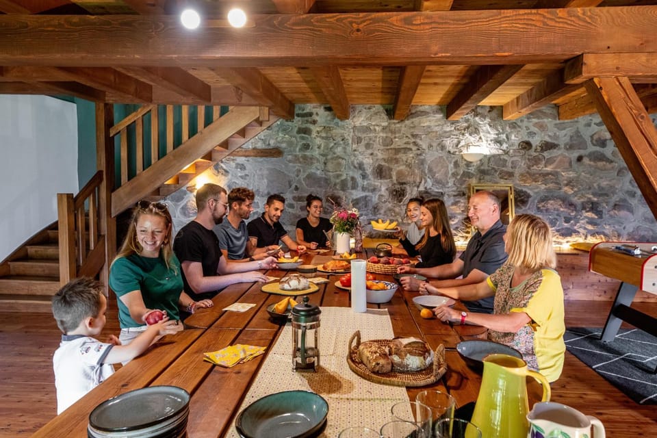 Dining area, Guests, Meals, Meals, hair dresser