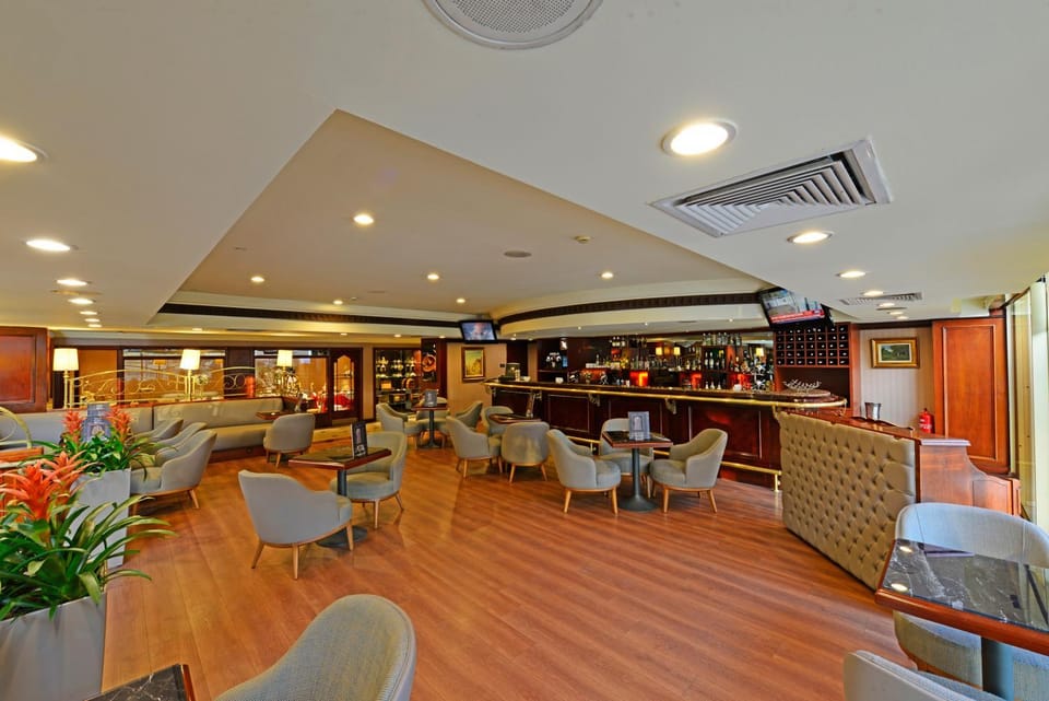 Restaurant/places to eat, Restaurant/places to eat, Lounge or bar