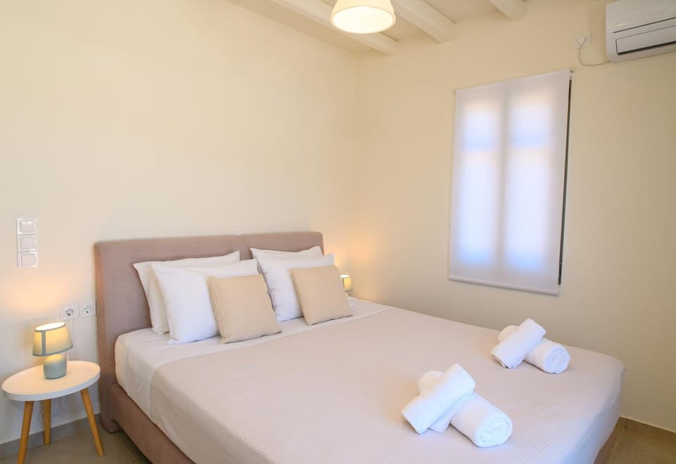 Bed, Photo of the whole room, Bedroom, towels, air conditioner