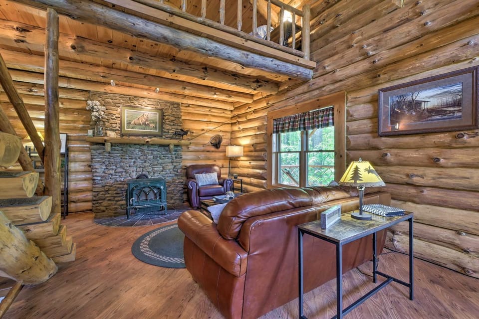 The Red Pine Cabin with Private Pond and Dock! Cabin in Ohio