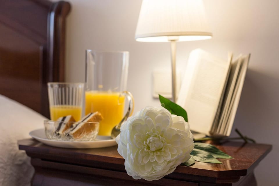 Bed, Food and drinks