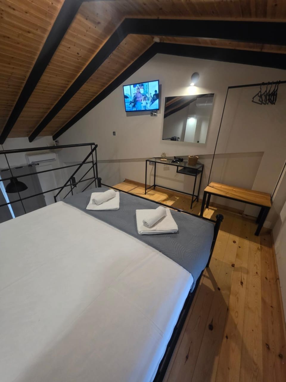 Bed, TV and multimedia, Bedroom