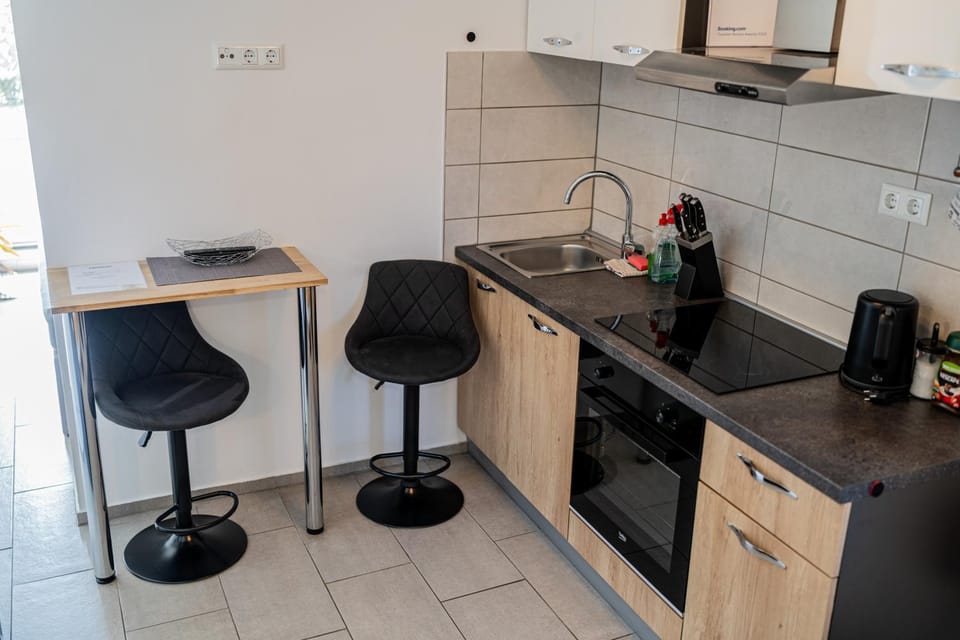 Coffee/tea facilities, Kitchen or kitchenette, oven, pet friendly, stove