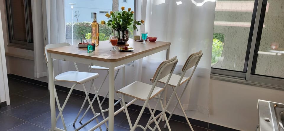 Une Escale en bord de Plage avec piscine et jardins Apartment in Le Grau-du-Roi