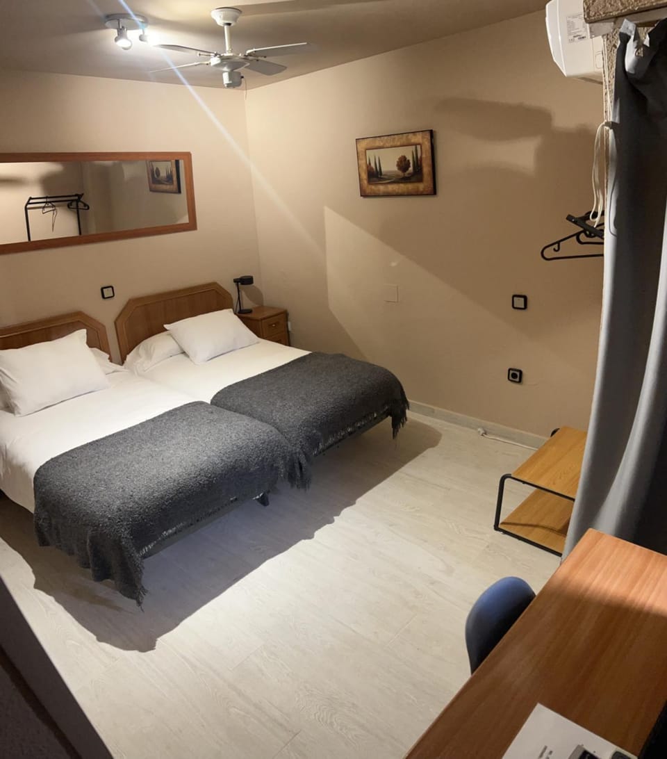 Hostal Arenal Bed and Breakfast in Zaragoza