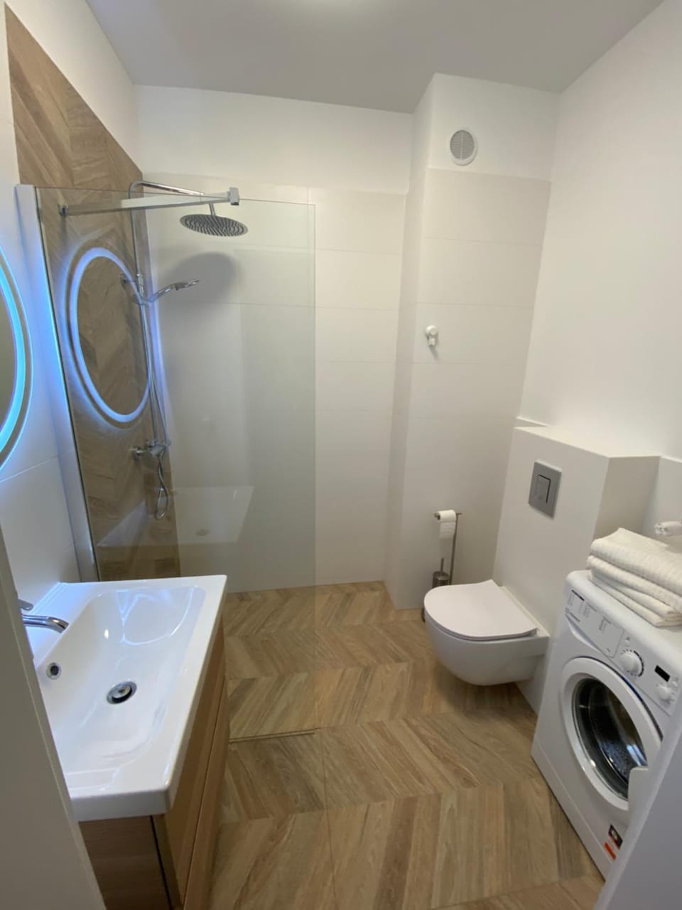 Shower, Toilet, Bathroom, towels, washing machine