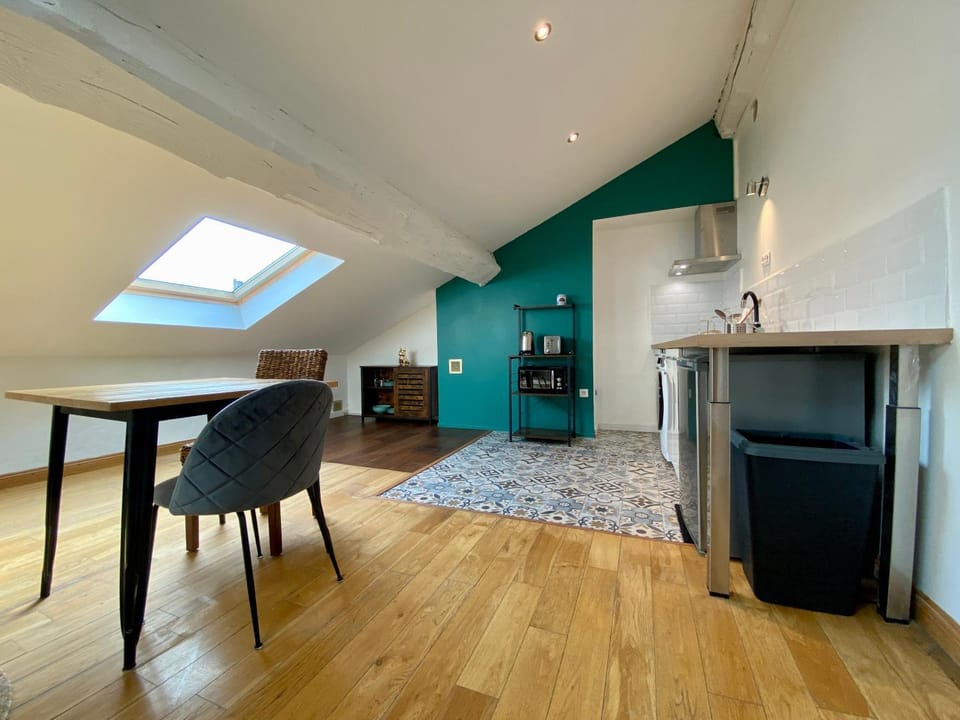 Kitchen or kitchenette, Dining area