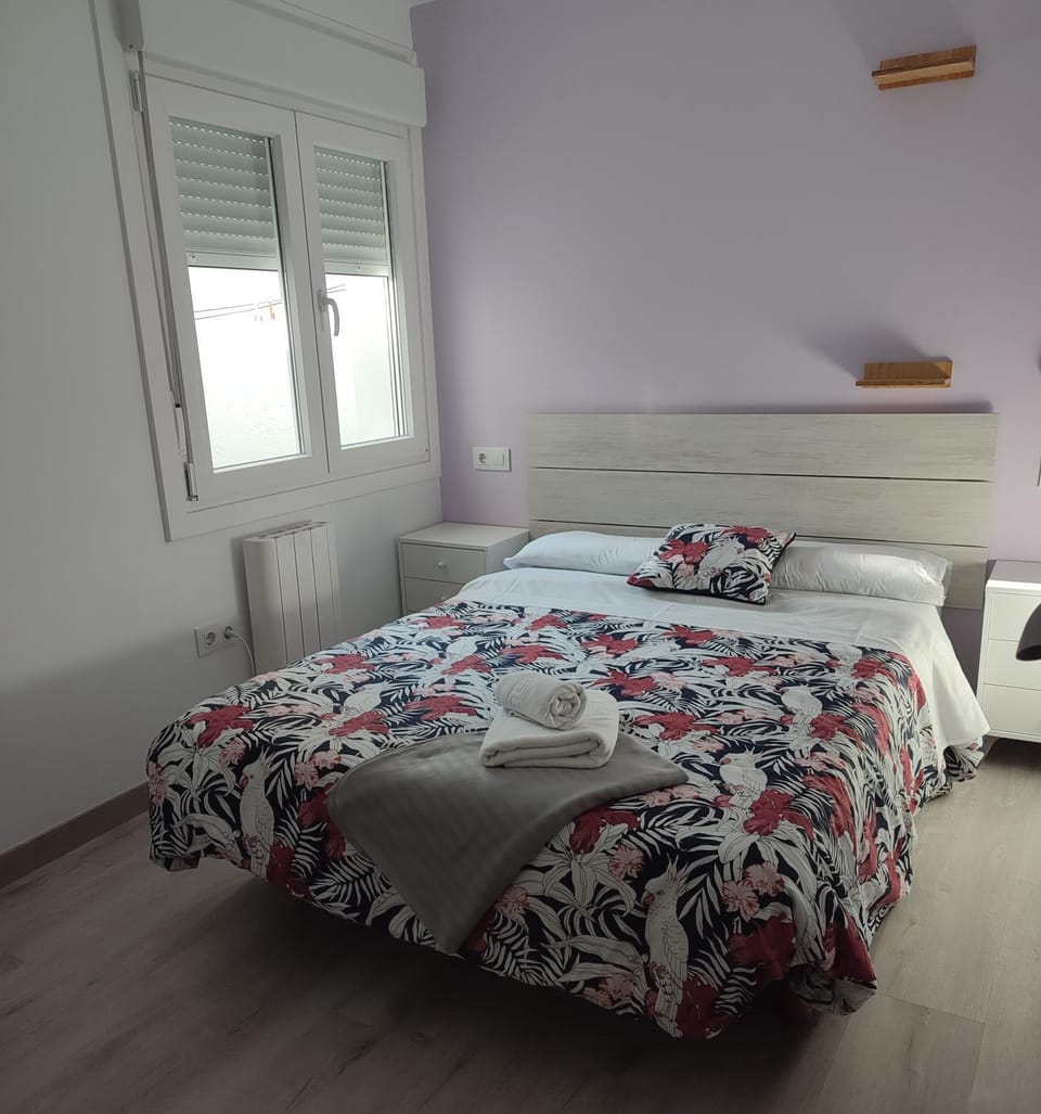 Photo of the whole room, Bedroom