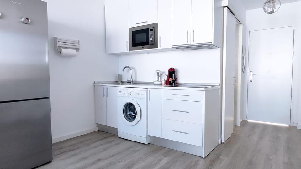Coffee/tea facilities, Kitchen or kitchenette, microwave, stove, washing machine, kitchen