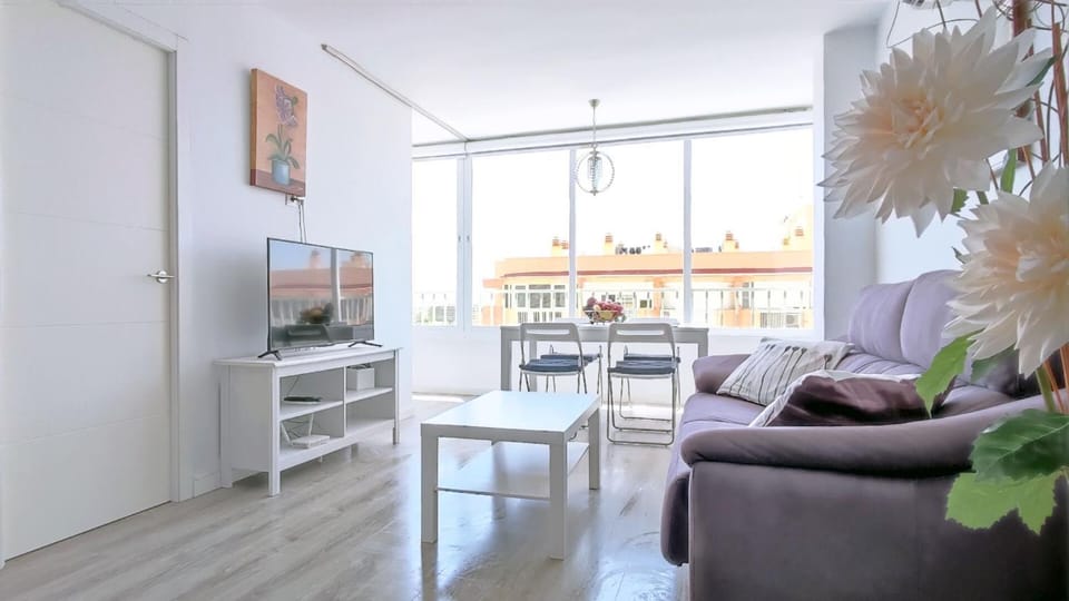 TV and multimedia, Living room, Photo of the whole room, Seating area, Dining area