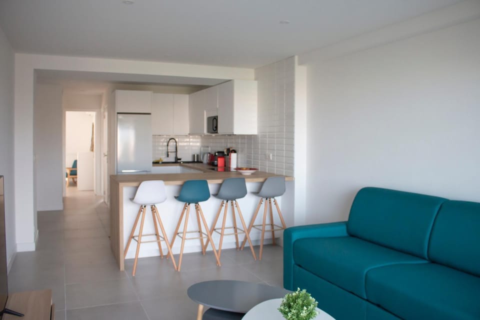 TV and multimedia, Coffee/tea facilities, Living room, Dining area, Parking, internet, stove, kitchen, air conditioner