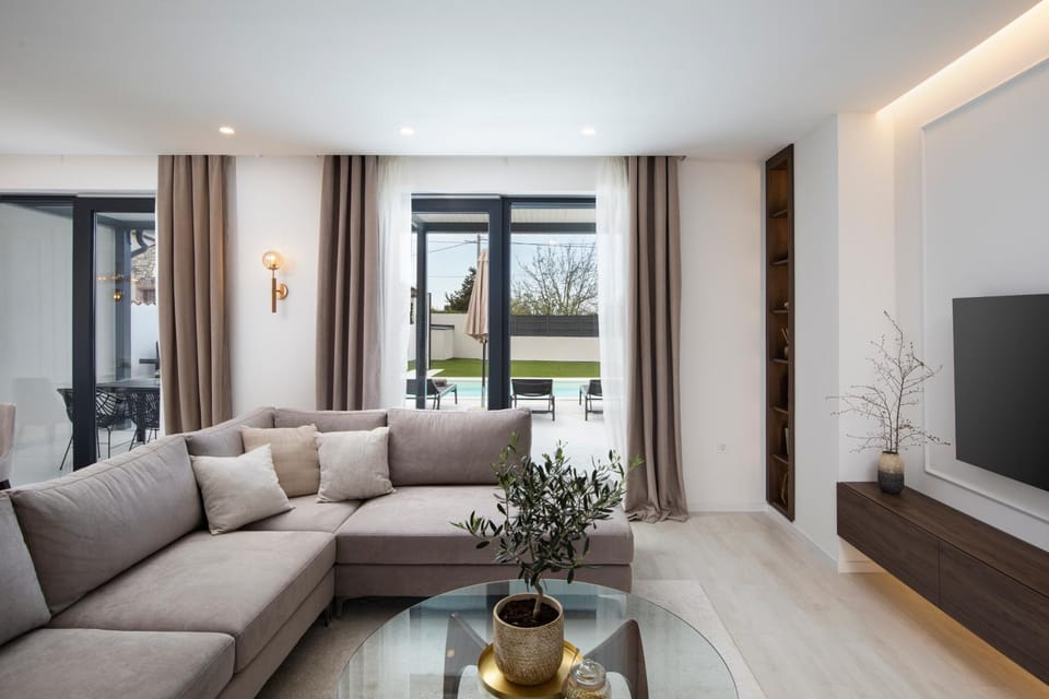 Balcony/Terrace, Living room, Seating area, Swimming pool