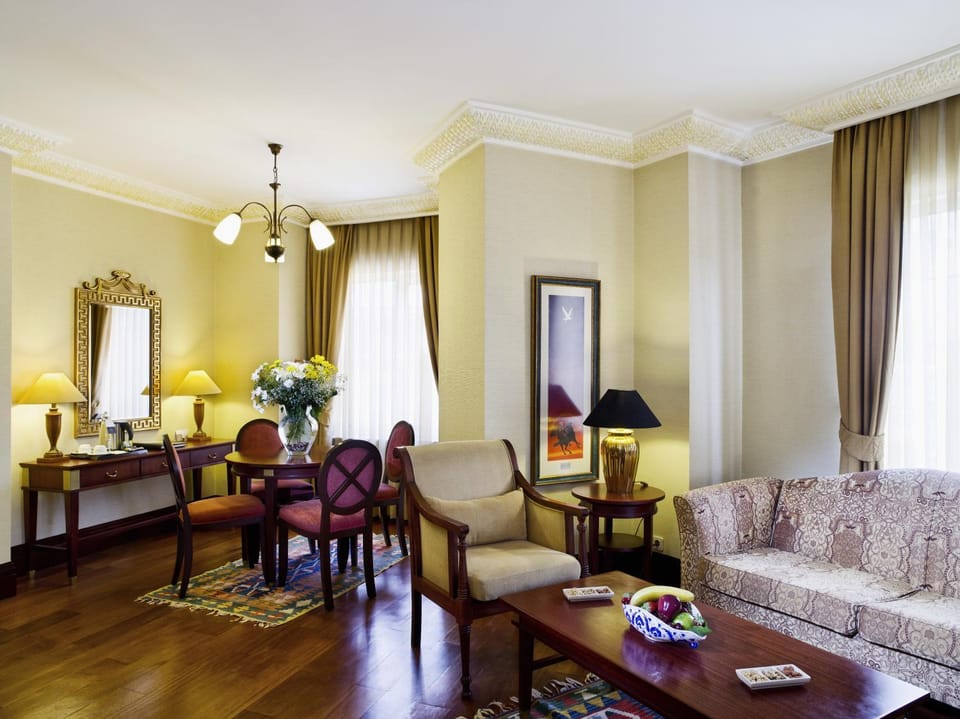 Living room, Seating area, Dining area