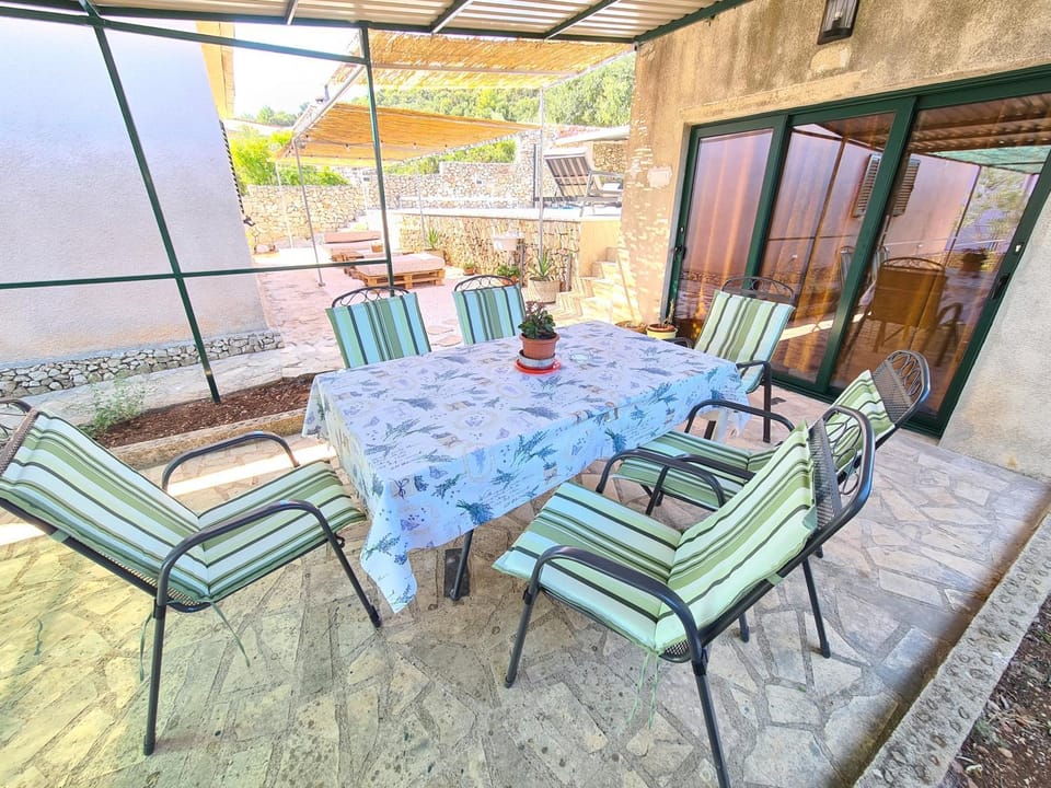 Patio, Day, Seating area, Dining area