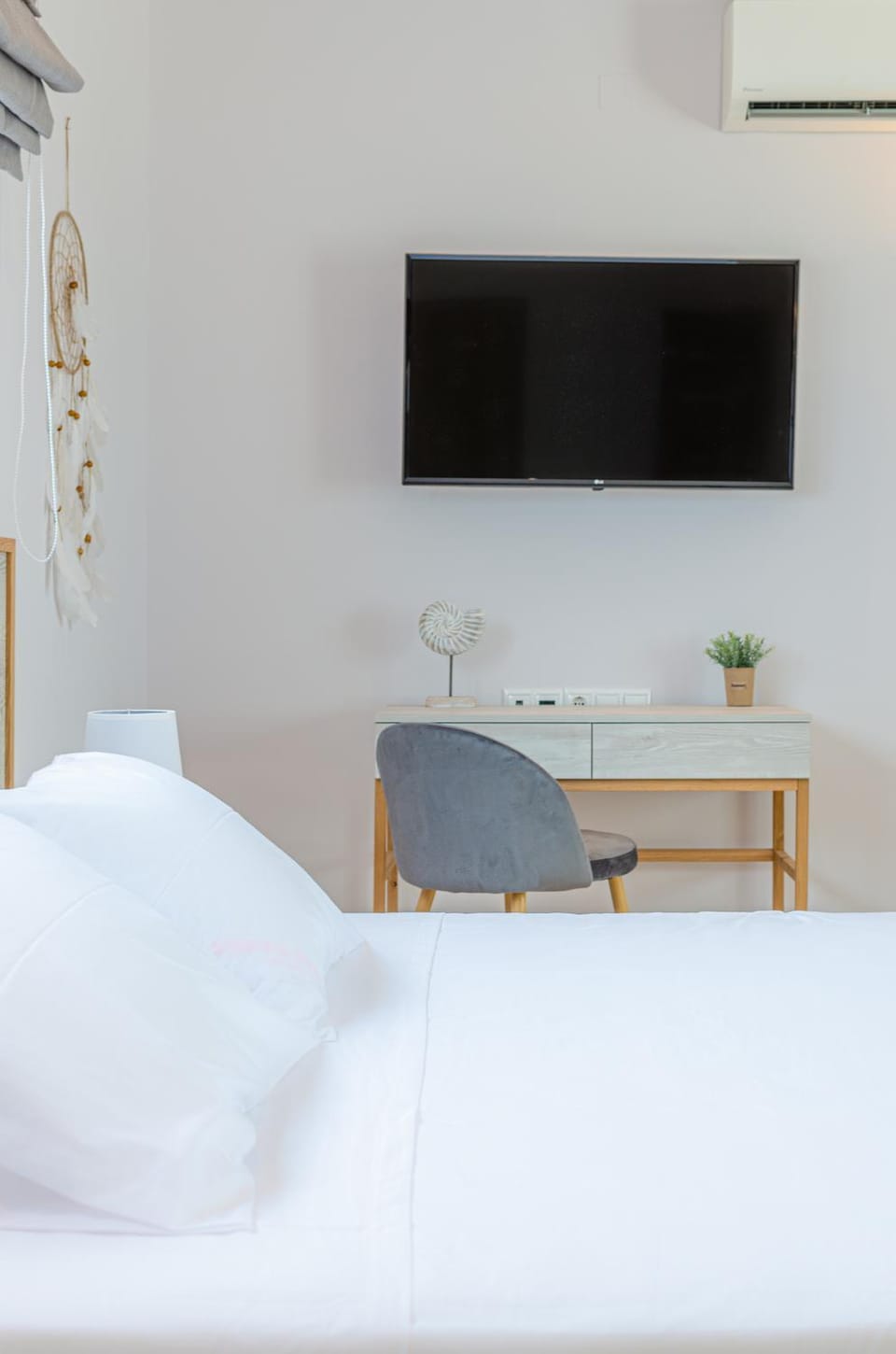 Bed, TV and multimedia