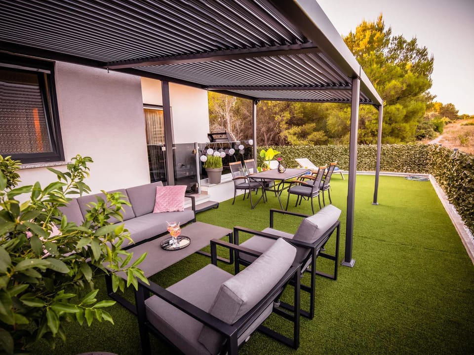 Property building, Garden, Balcony/Terrace
