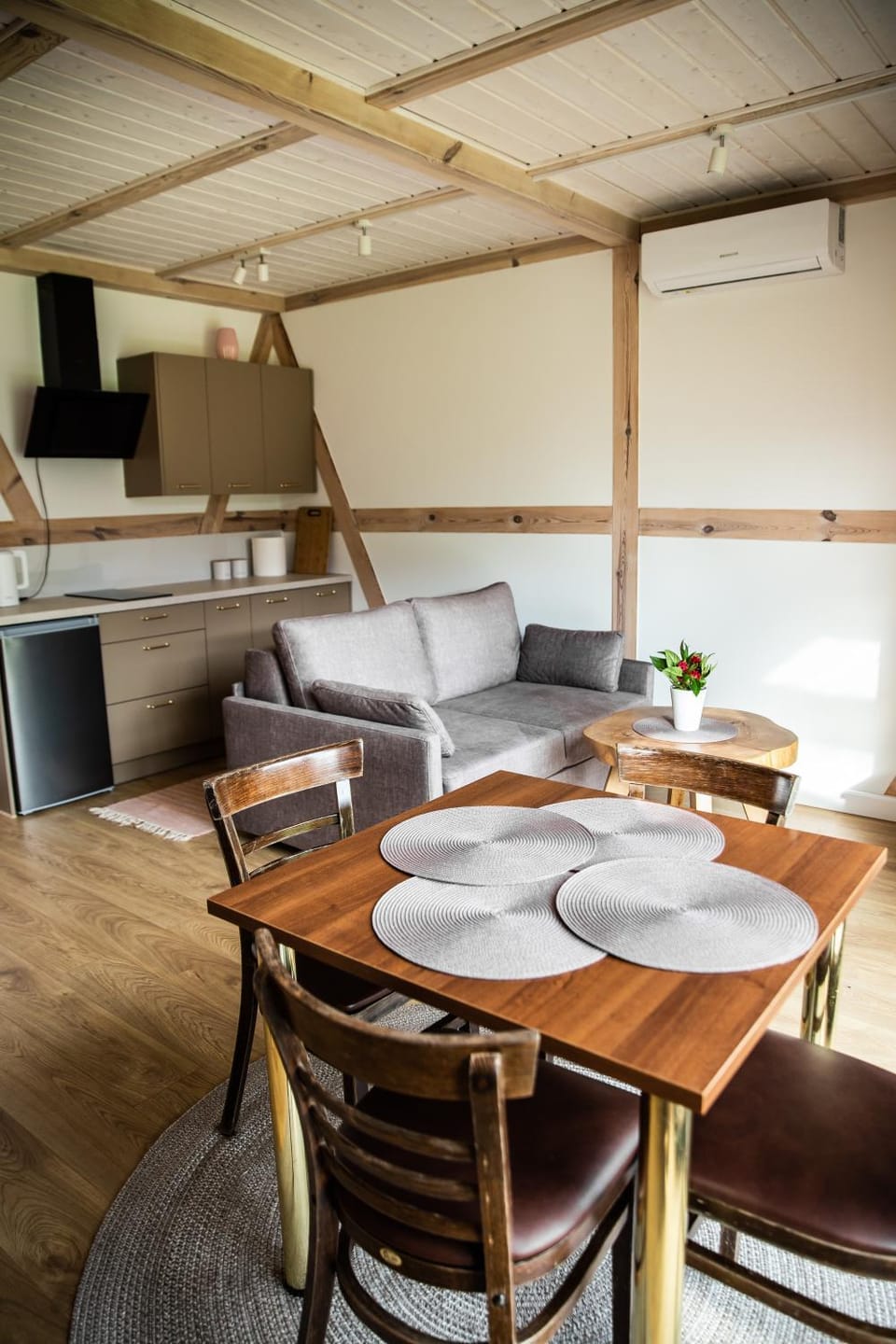 Kitchen or kitchenette, Living room, Seating area, Dining area