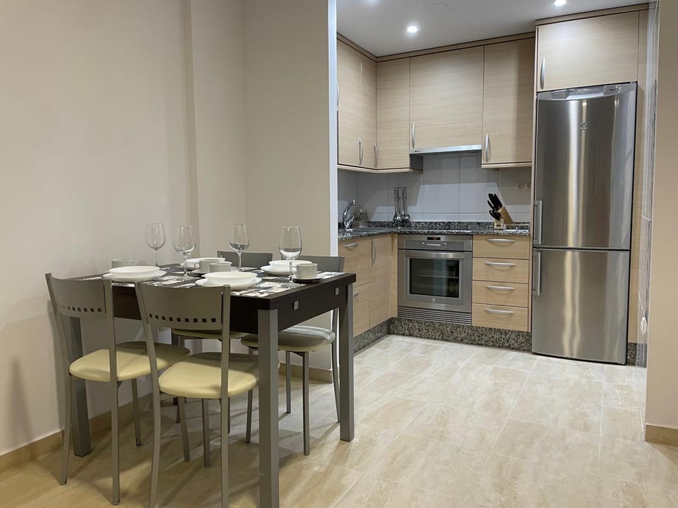 Kitchen or kitchenette, Dining area, oven, stove