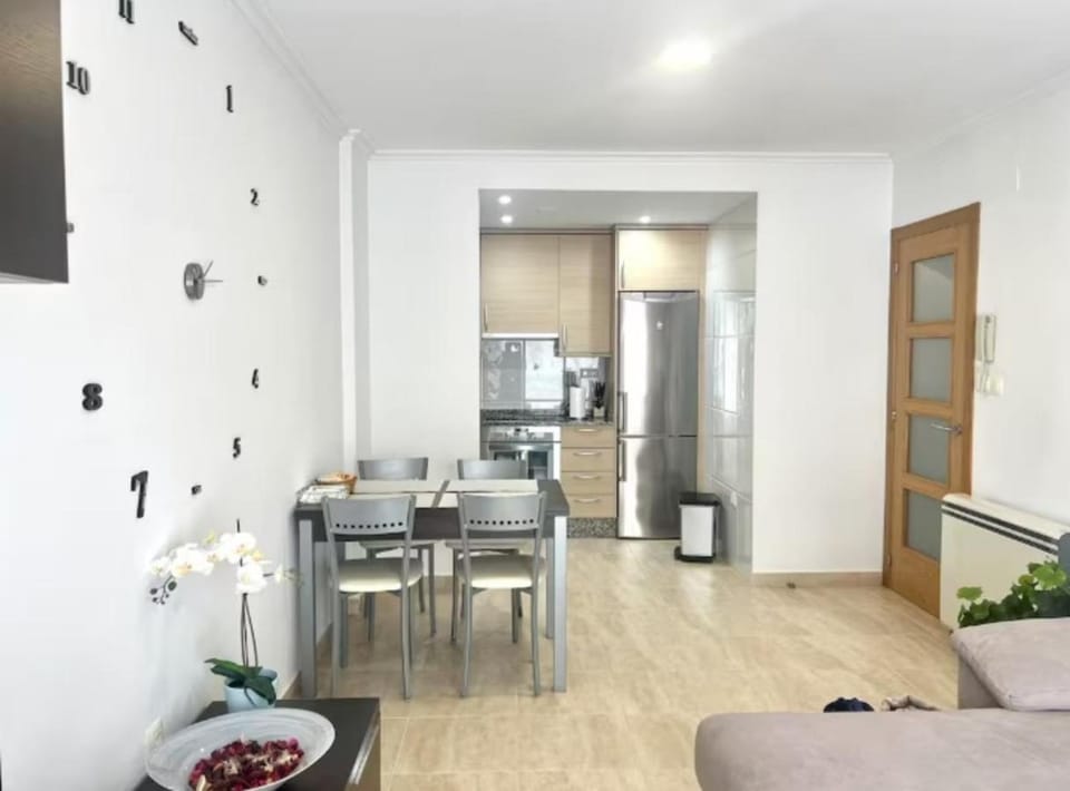 Kitchen or kitchenette, Seating area, Dining area