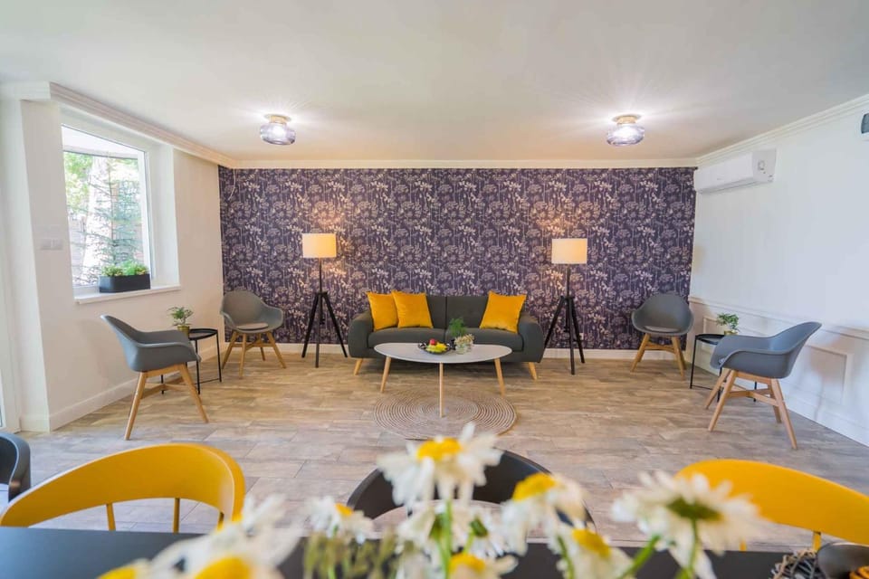 Living room, Seating area, Dining area, air conditioner