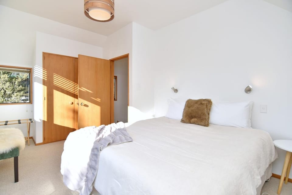Bed, Seating area, Bedroom