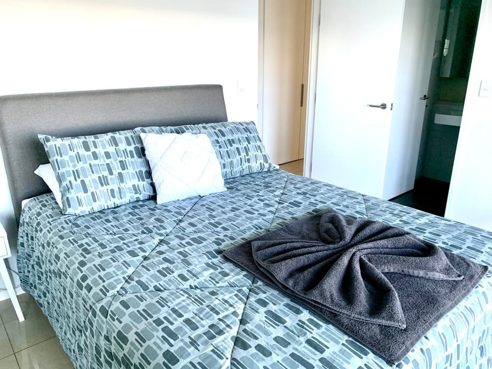 Bed, Bedroom, towels