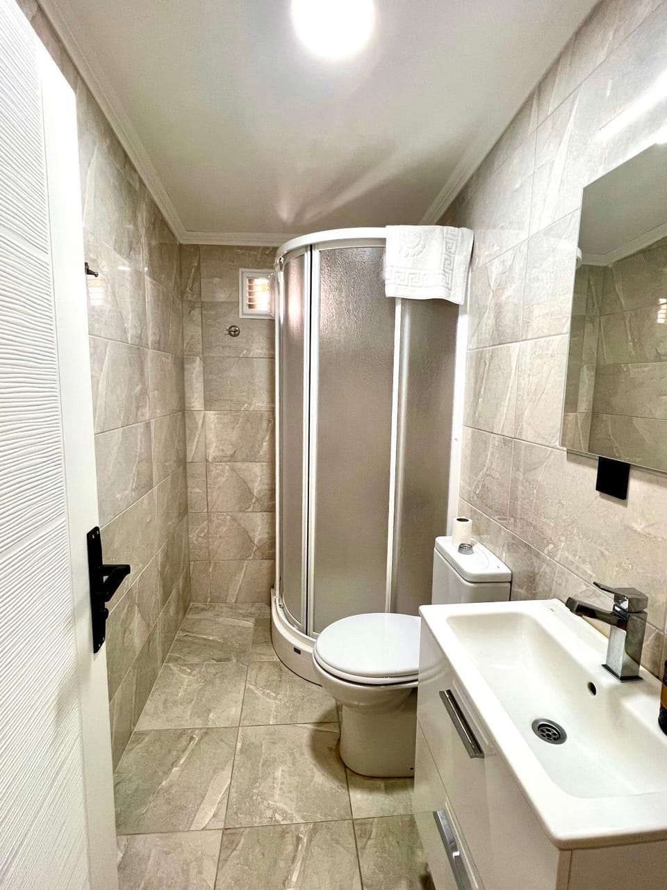 Shower, Toilet, Bathroom, towels