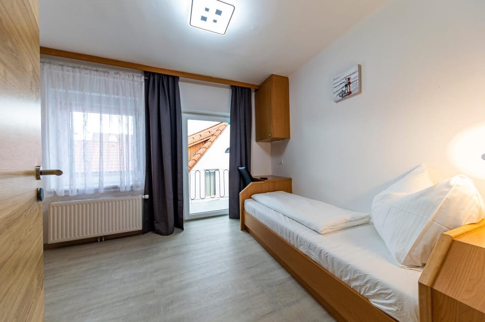 Bed, internet, locker, air conditioner