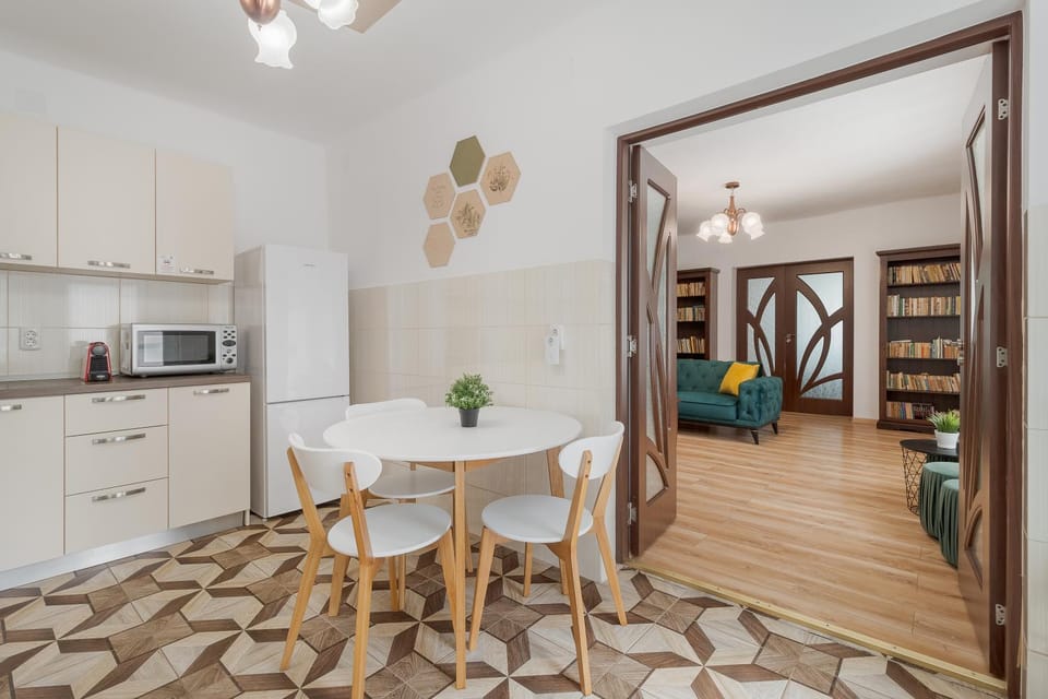Coffee/tea facilities, Kitchen or kitchenette, Dining area, microwave