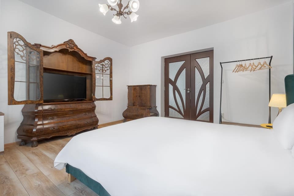 Bed, TV and multimedia, Photo of the whole room, Bedroom, wardrobe