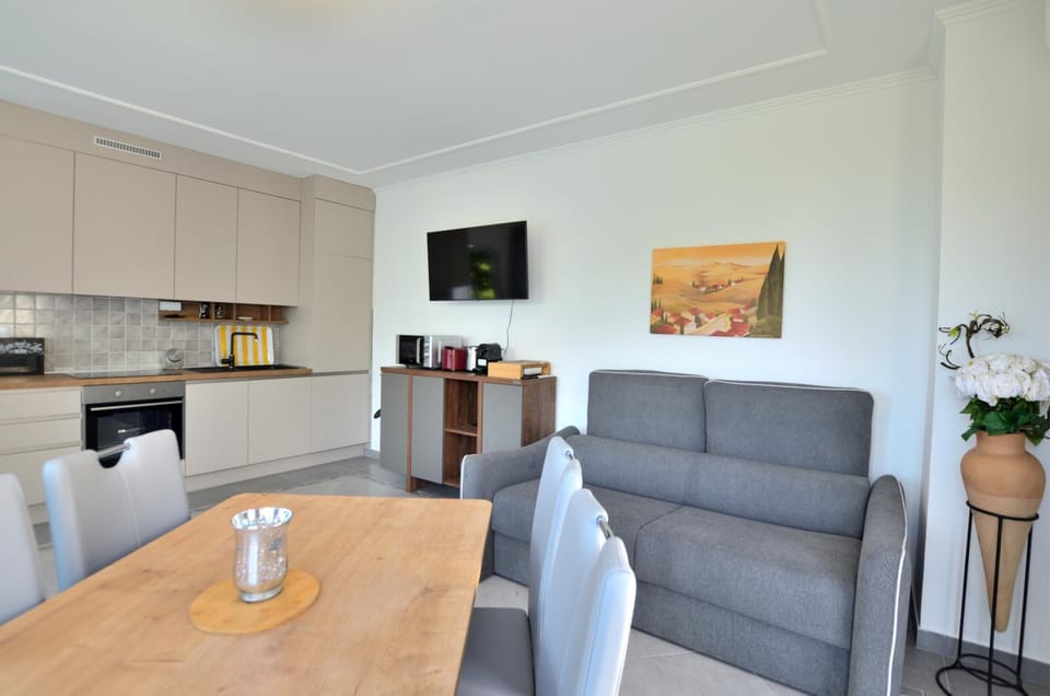 Kitchen or kitchenette, Seating area, Dining area