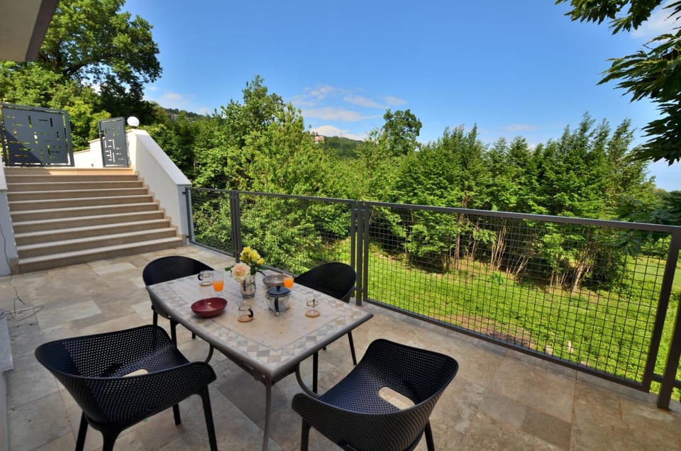 Balcony/Terrace, Garden view