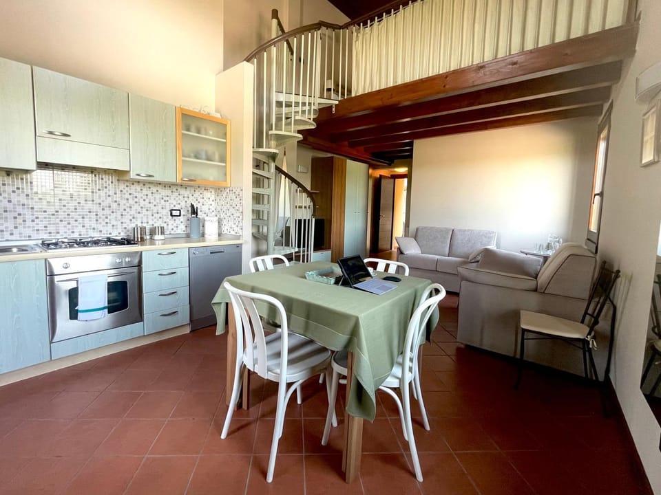 Kitchen or kitchenette, Living room, Seating area, Dining area, minibar, pet friendly, stove