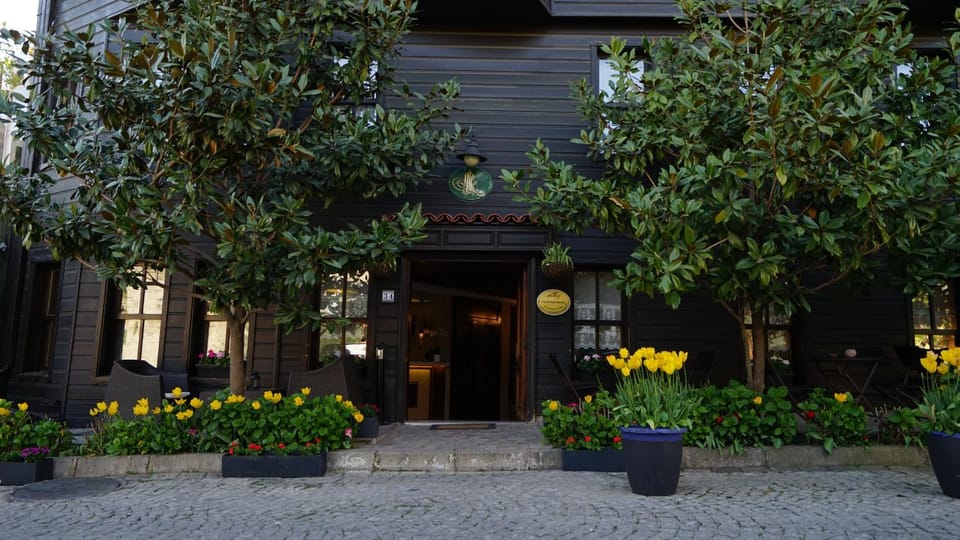 Facade/entrance, Garden, Street view