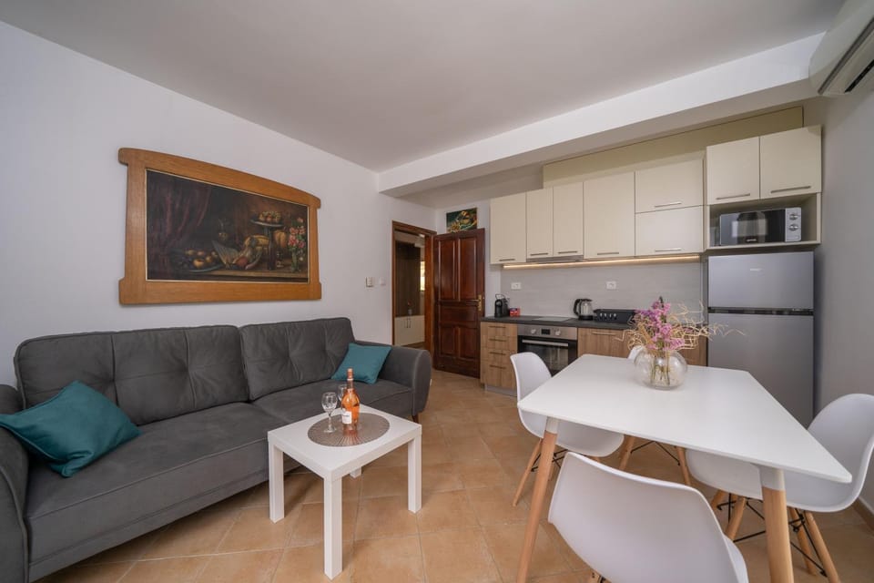 Kitchen or kitchenette, Living room, Dining area