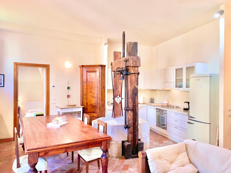 Photo of the whole room, Dining area