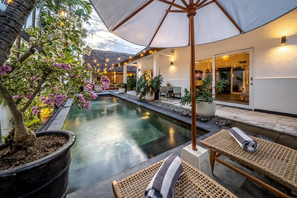 Patio, Pool view, Swimming pool, Swimming pool, sunbed, sunbed