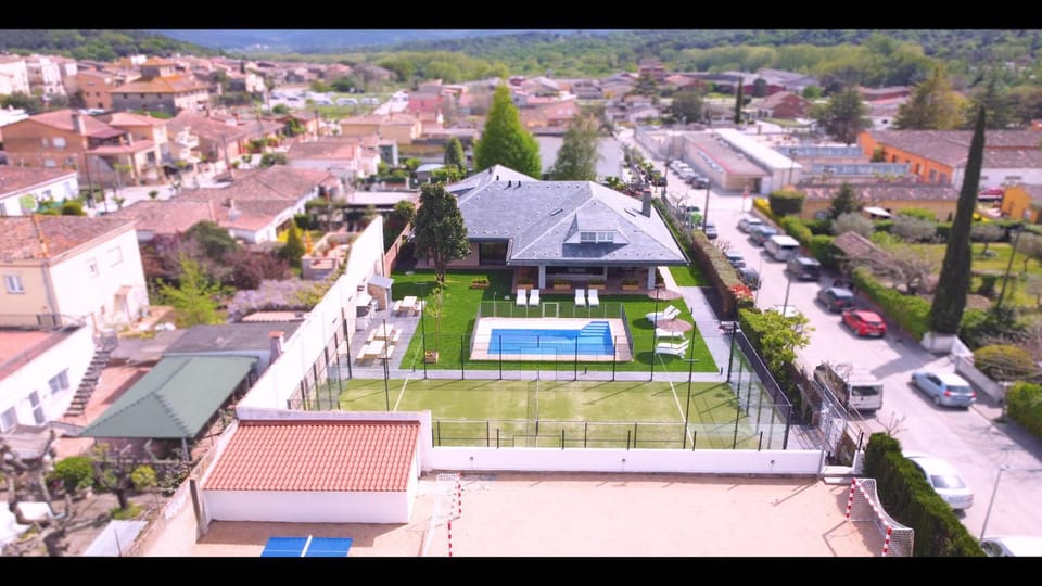 Property building, Neighbourhood, Bird's eye view, Street view, Swimming pool, Location